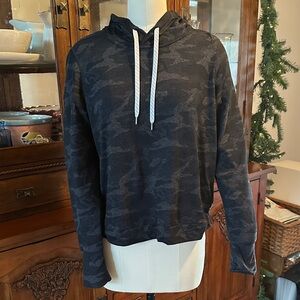 Vuori Halo Essential Hoodie Size Medium Camo